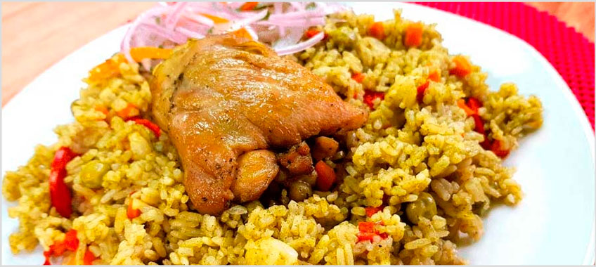 Arroz con todo el pollo al estilo criollo con salsa de rabanito y palta